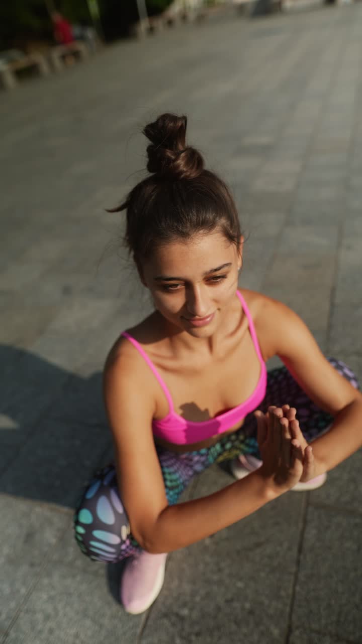 mujer estirándose al aire libre