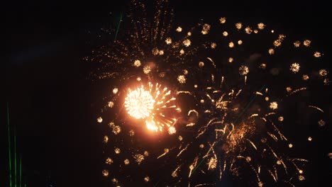 fuegos artificiales en el cielo durante la celebración del concierto - cámara lenta nocturna