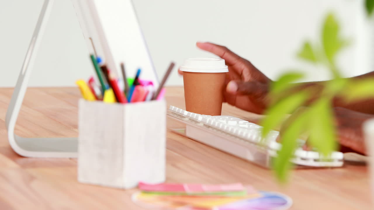 hombre de negocios escribiendo en un teclado