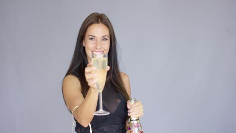 una mujer encantadora da la bienvenida al año nuevo.