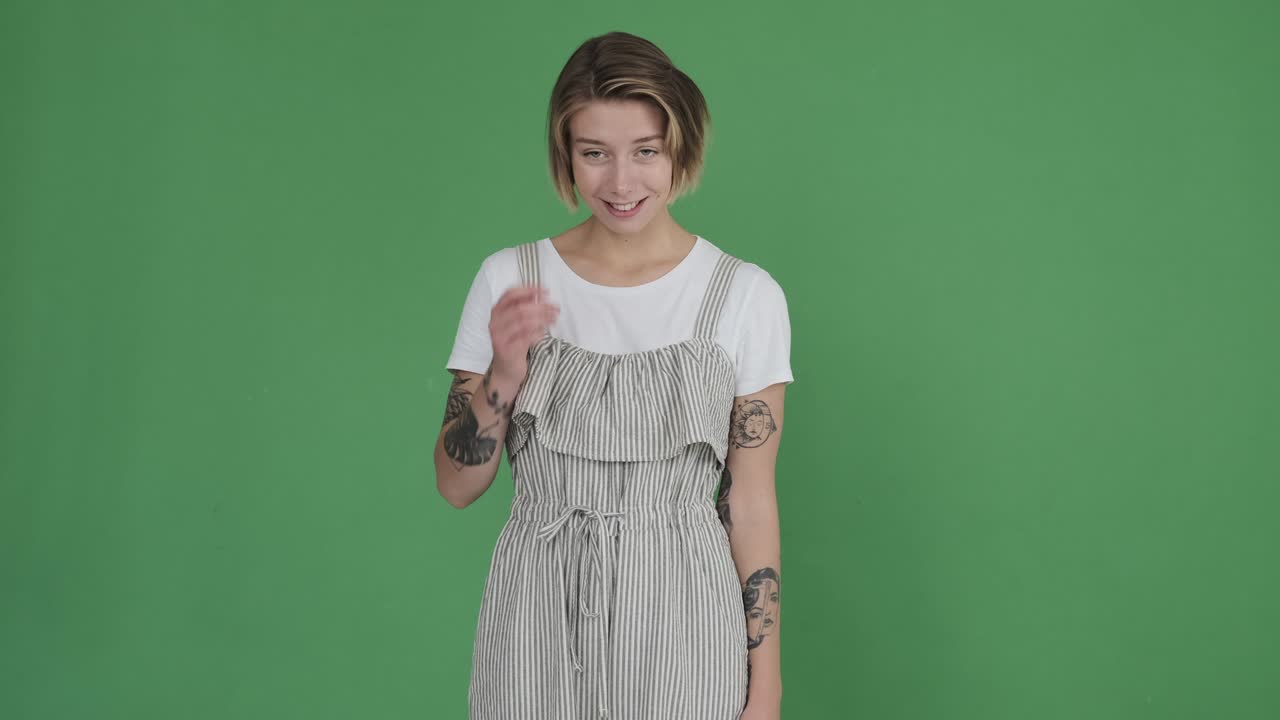 초록색 배경 에 행복 한 문신 한 여자