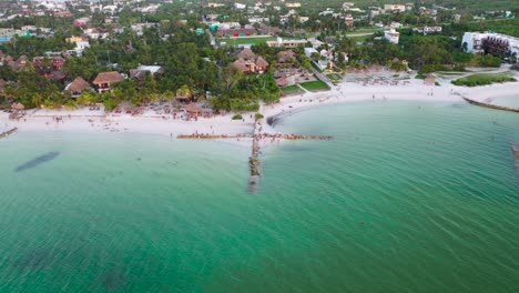 disparo aéreo acercándose a un grupo de personas en un rompeolas en forma de cruz