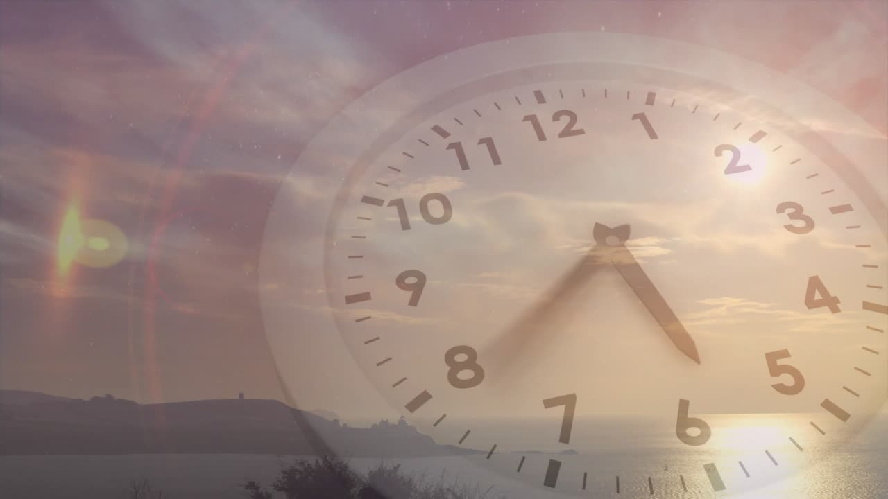 Mostrador de relógio analógico girando sobre o amanhecer na costa, sol baixo fazendo os ponteiros girarem e mostrando o tempo a passar