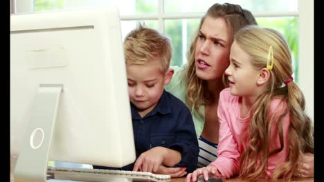 familia feliz usando la computadora