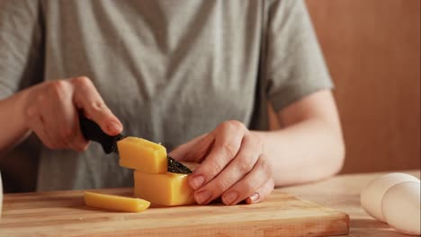 mujer cortando queso
