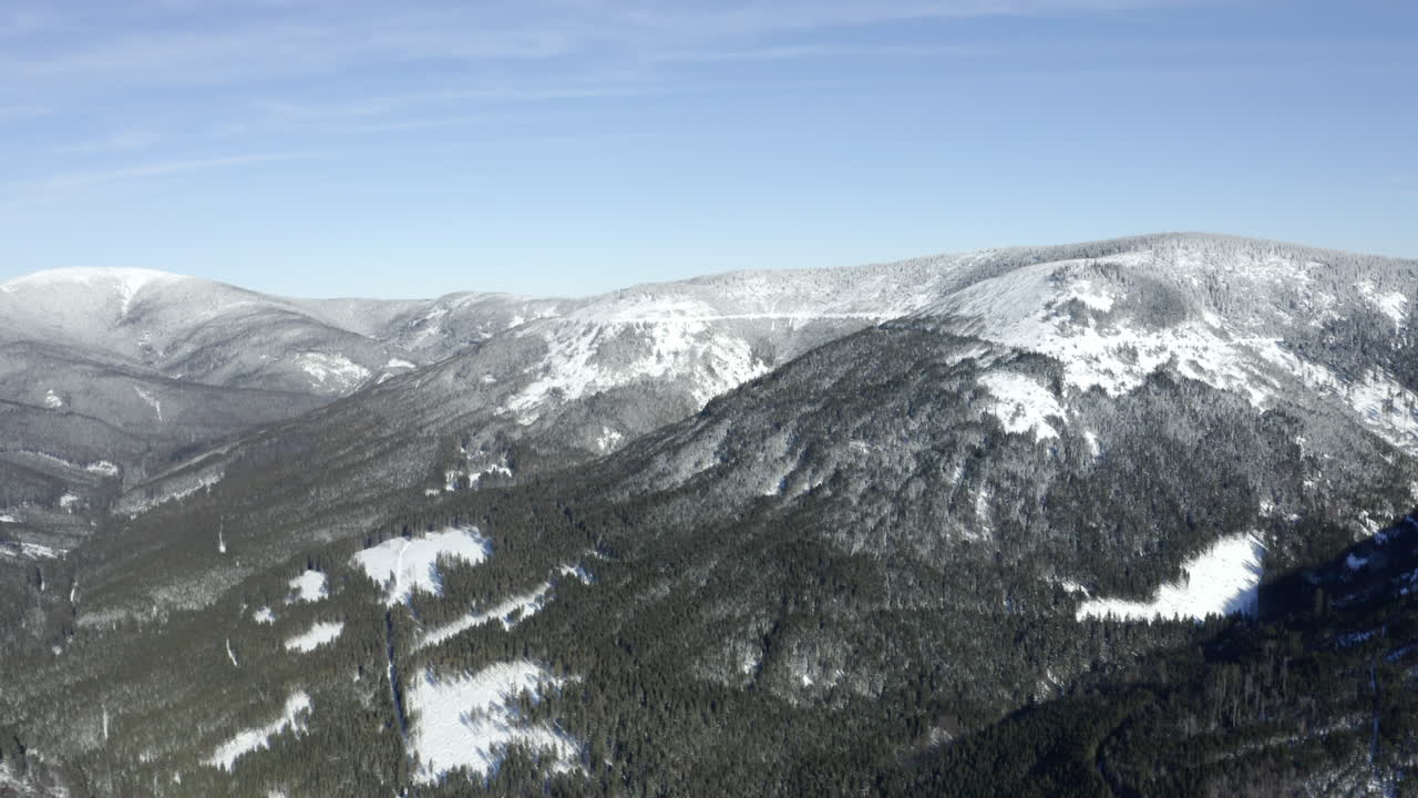 nieve en las montañas jeseniky en chequia en un soleado día de invierno, escénica