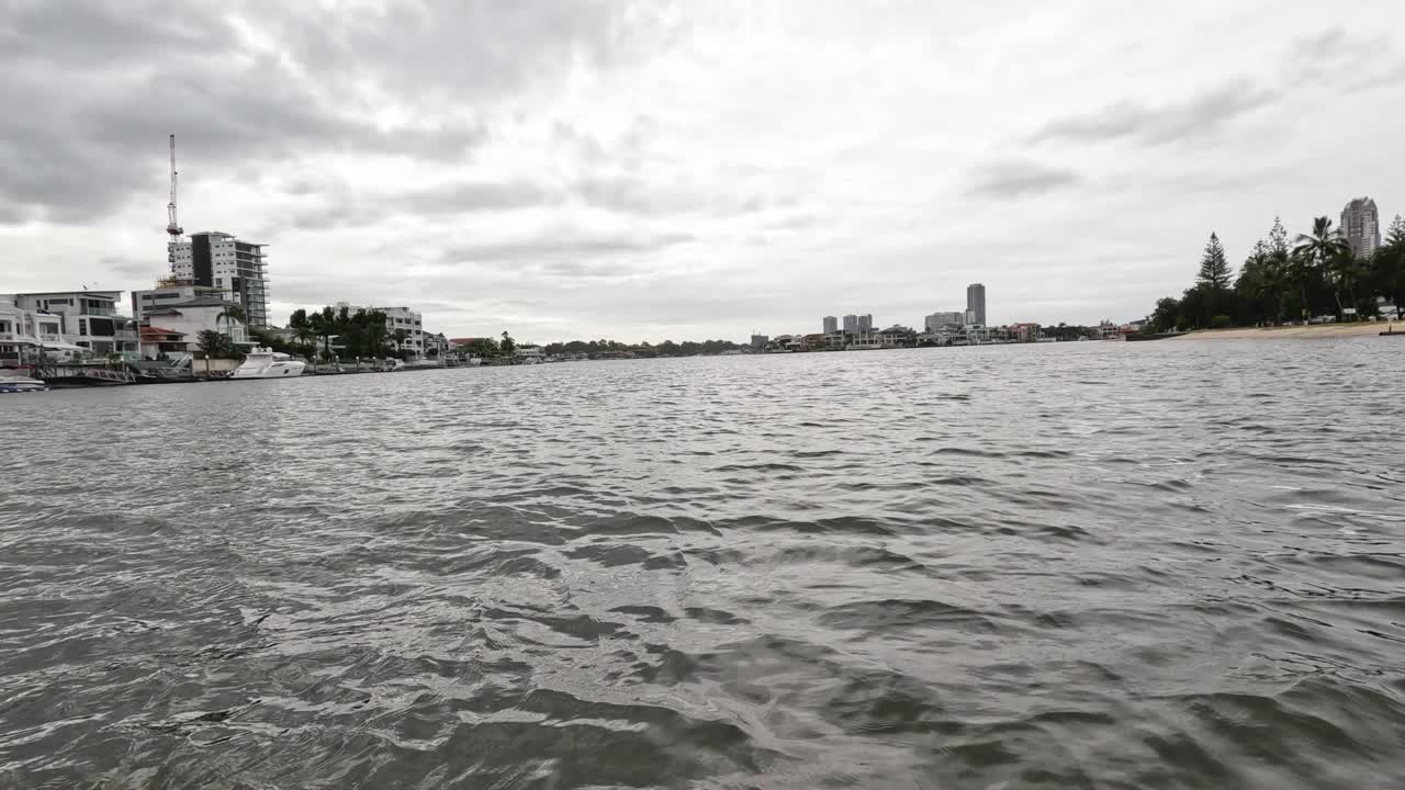 구름 인 하늘 을 가진 강 을 따라 있는 도시 건물 들