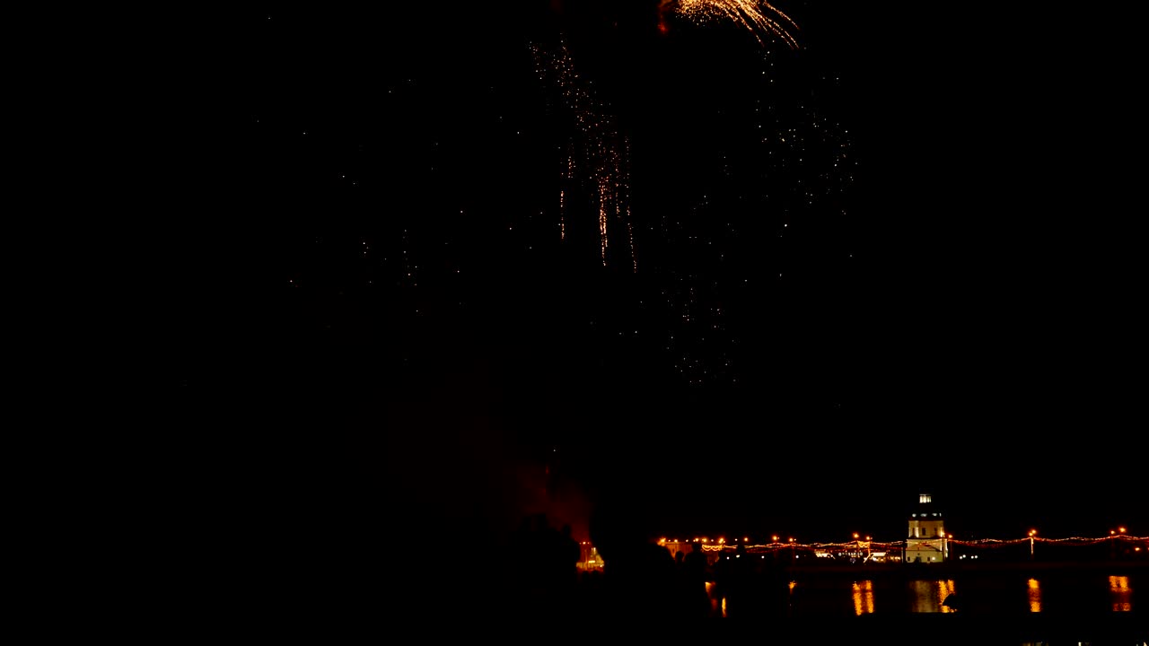 많은 사람들이 다채로운 불꽃놀이를 보고 축하합니다.