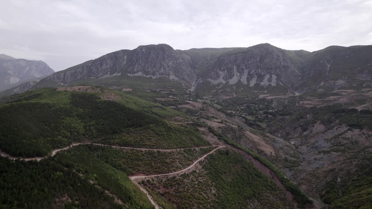 video de drones, de un plano deslizante diagonal sobre un valle en el condado de kukes, albania
