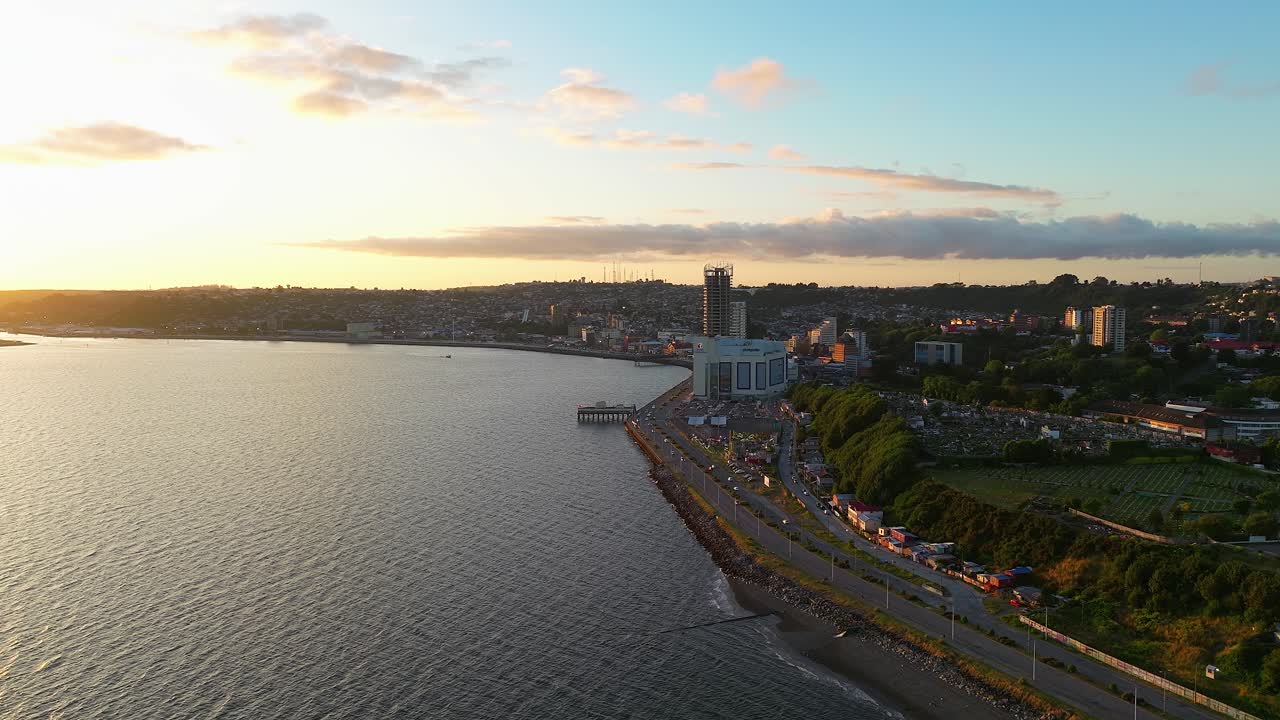 Tramonto giallo dorato all'orizzonte sulla Baia di Puerto Montt in Cile