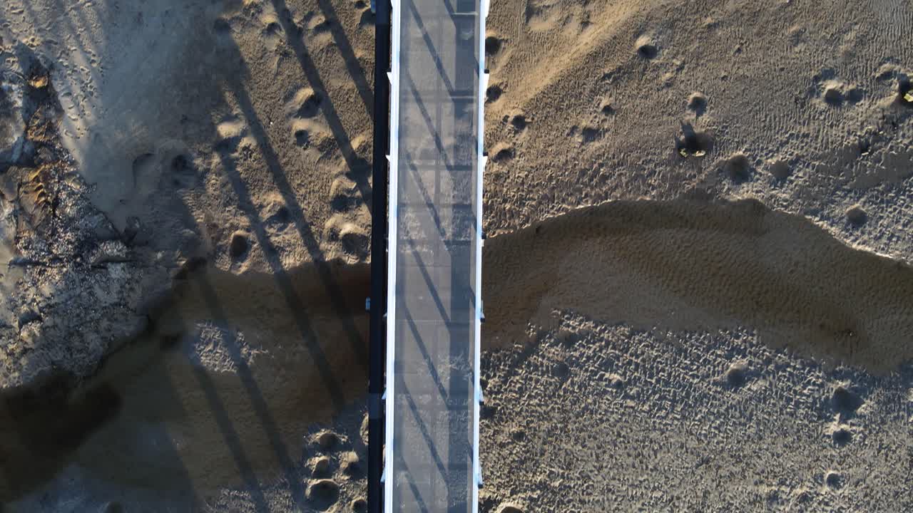 환경적으로 취약한 생태계를 보호하기 위해 건설된 현대적인 보행자 다리