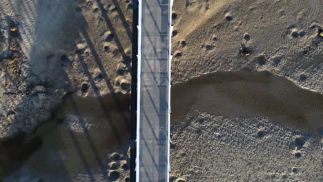puente peatonal moderno construido para proteger un ecosistema ambientalmente frágil