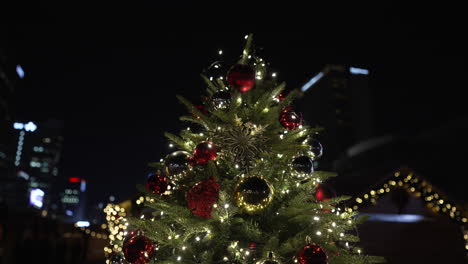 árbol de navidad con luces brillantes iluminadas por la noche en el mercado de la plaza gwanghwamun en seúl, corea del sur