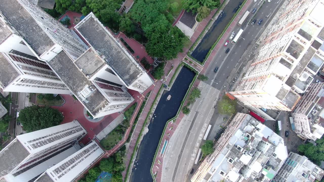 tráfico diario en el centro de hong kong rodeado de rascacielos de la ciudad, vista aérea