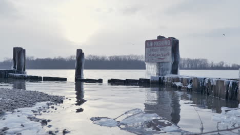 Vista-De-ángulo-Bajo-Junto-Al-Lago,-No-Hay-Señales-De-Prohibición-De-Pesca,-Paisaje-Invernal