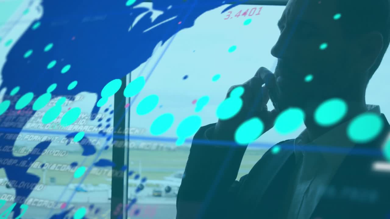 공항에서 스마트 폰을 사용하는 사업가에 대한 세계 지도와 데이터 처리 애니메이션