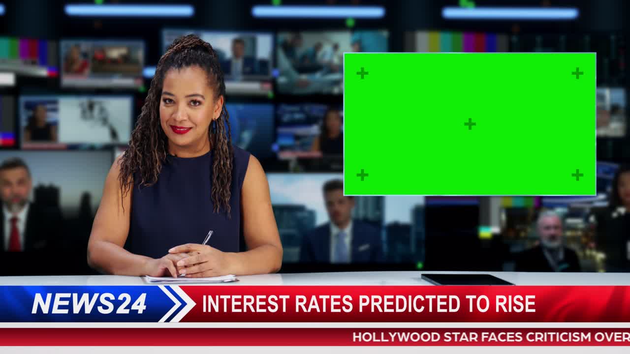 Notiziario TV in diretta a schermo diviso: l'anchor parla, reportage. Montaggio di reportage con schermo verde Picture-in-Picture. Display Chroma Key affiancato. Riproduzione del canale del programma televisivo. Luma Matte.