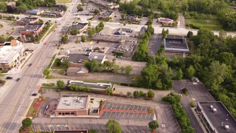 vista aérea de los edificios en la carretera de la autopista novi en michigan, estados unidos
