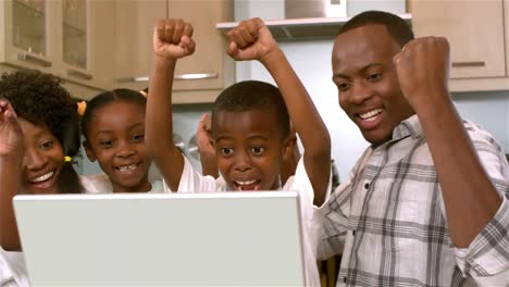 Feliz-Familia-Negra-Regocijándose-Y-Usando-Una-Computadora-Portátil
