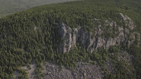 Disparo-Aéreo-De-Drones-Volando-Por-Un-Acantilado-Rocoso-En-La-Ladera-De-La-Montaña