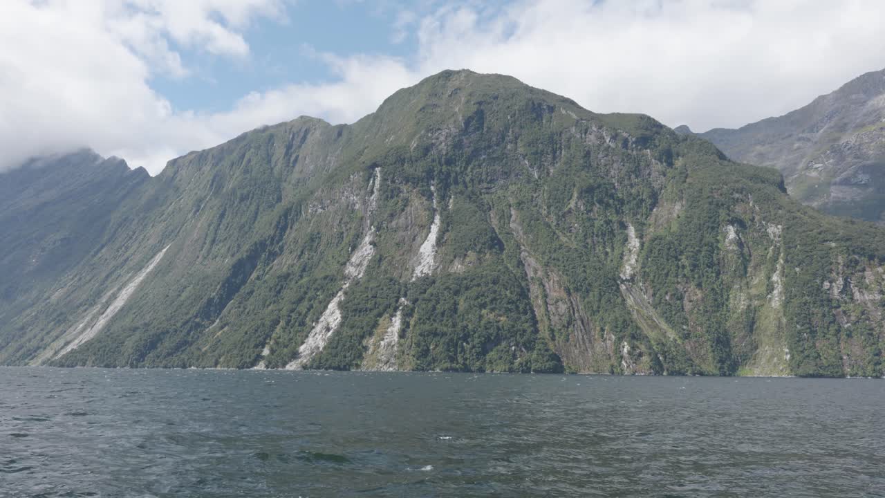 뉴질랜드의 밀포드 사운드 (milford sound, fiordland) 에서 은 여름날에 배에서 볼 수 있는 산과 피오드