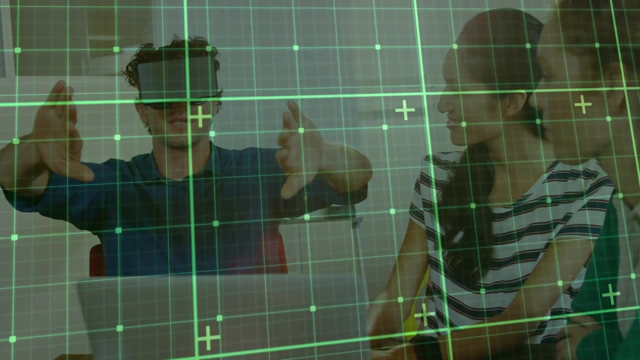 Usuário com headset de VR calibrando, testando a UI tecnológica enquanto um HUD de grade verde guia os gestos, com um colega observando