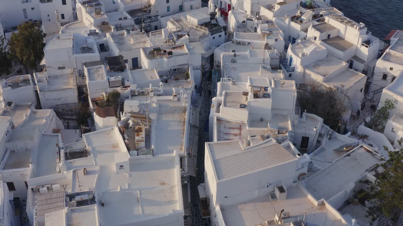 callejones vacíos de la ciudad de mykonos por la mañana
