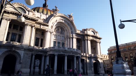 Timelapse-En-El-Palacio-De-Bellas-Artes-En-México-Por-La-Mañana,-Inclinado-Hacia-Arriba