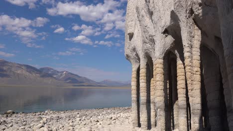 lapso de tiempo de las columnas del lago crowley y formaciones de toba en las sierras de pascua de california