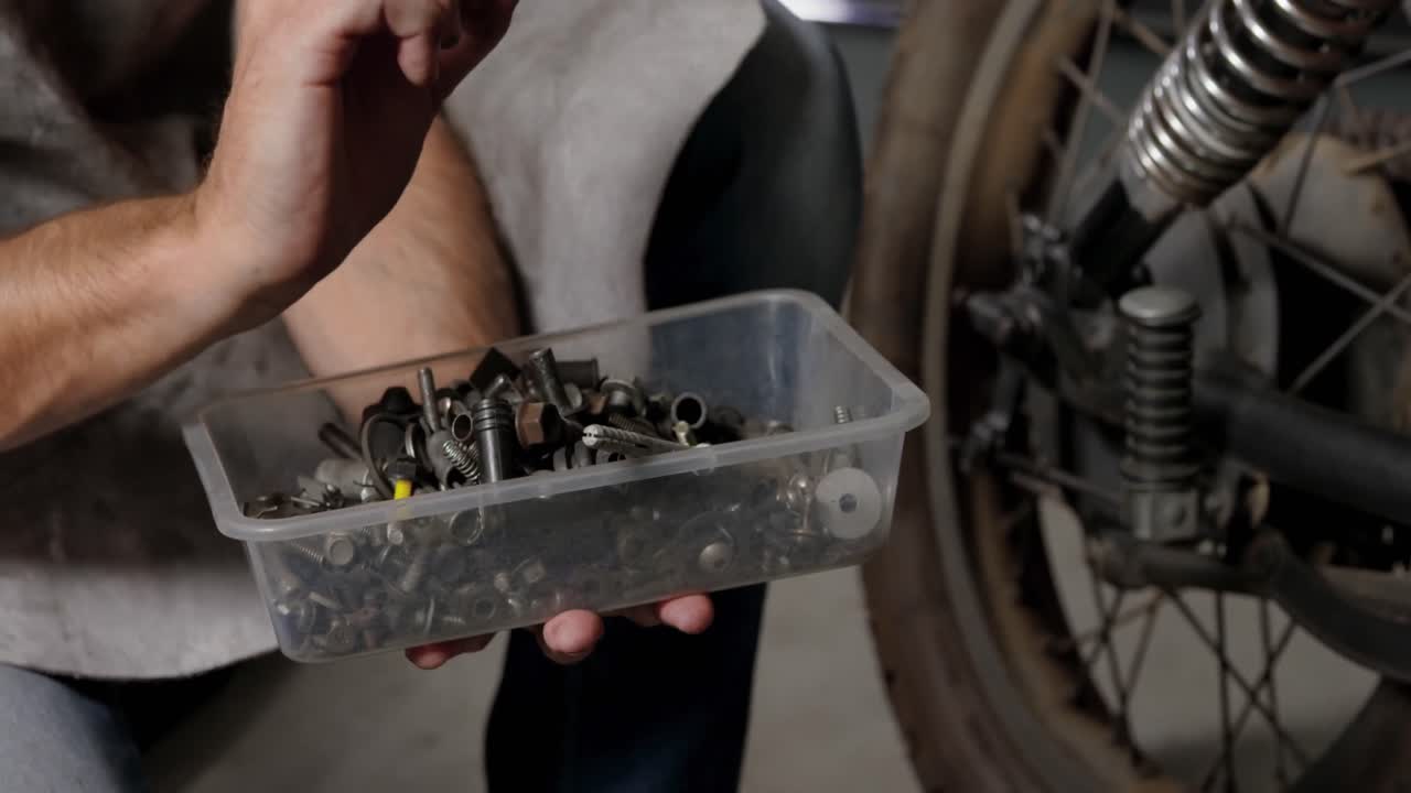 mecánico masculino reparando motocicletas en el garaje de reparación 4k