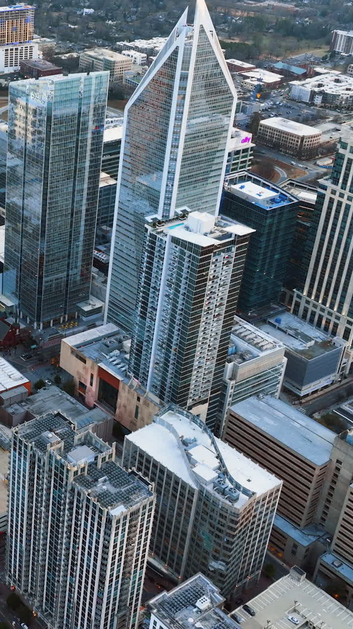 Charlotte, Carolina do Norte, EUA - 05 de janeiro de 2024: Arranha-céus e rua do centro da cidade. Vista aérea de inverno da cidade. Vídeo vertical