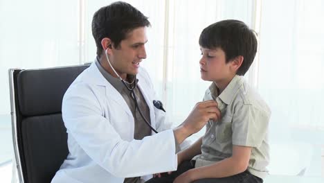 Arzt-Hört-Einem-Kind-Mit-Einem-Stethoskop-Zu