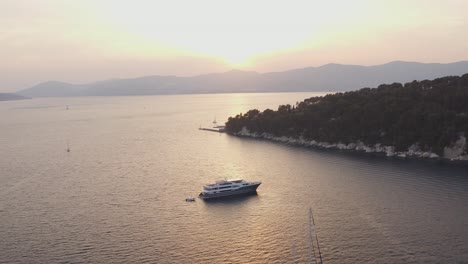 hermosa foto del yate desde el aire, la puesta de sol y la hermosa costa