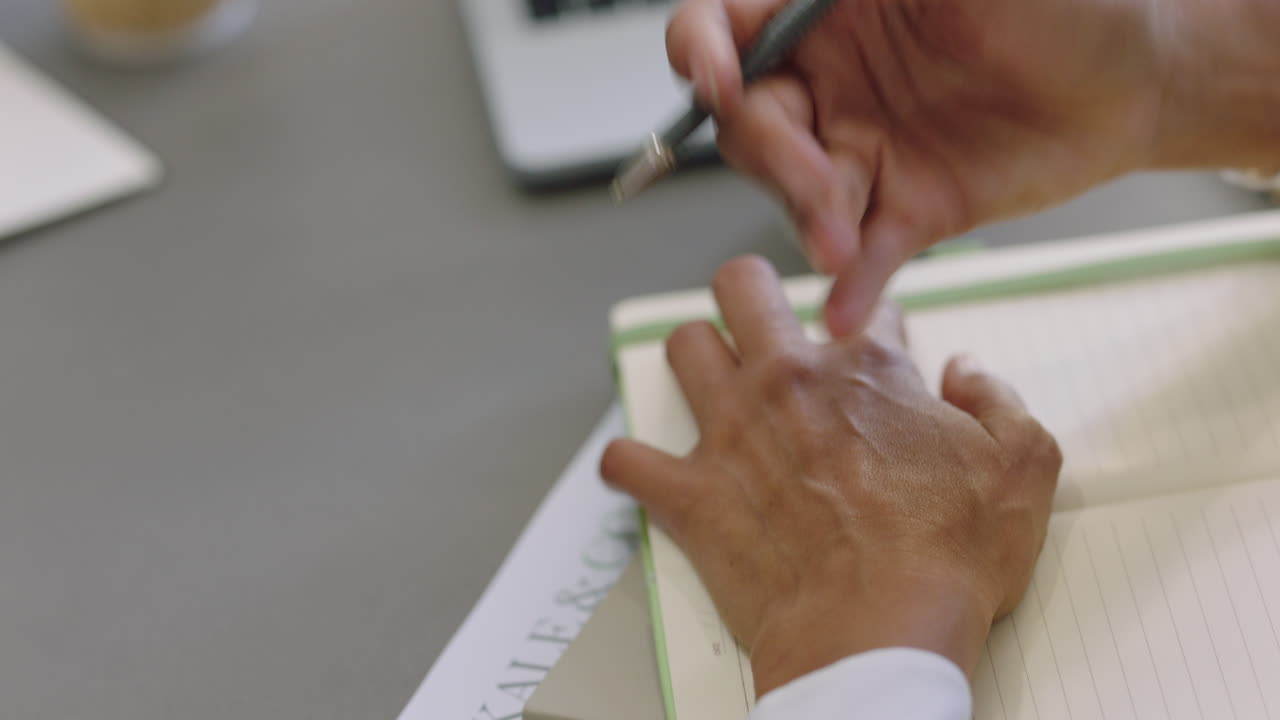 manos de una mujer de negocios sosteniendo una pluma escribiendo tomando notas en una reunión de cerca