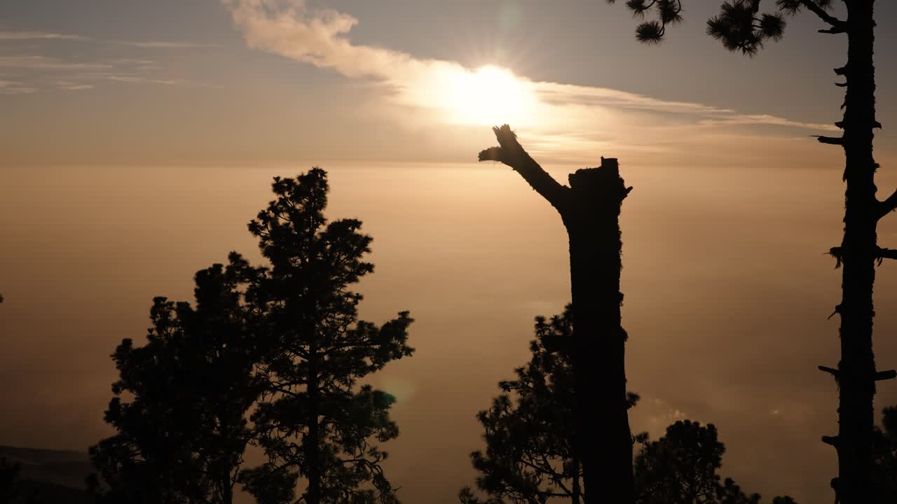 Atardecer resplandeciendo sobre la capa de nubes visto desde el Acatenango.