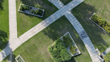 Parque-Verde-Durante-Un-Hermoso-Día-De-Verano-Rodeado-De-Exuberante-Vegetación-Y-Césped