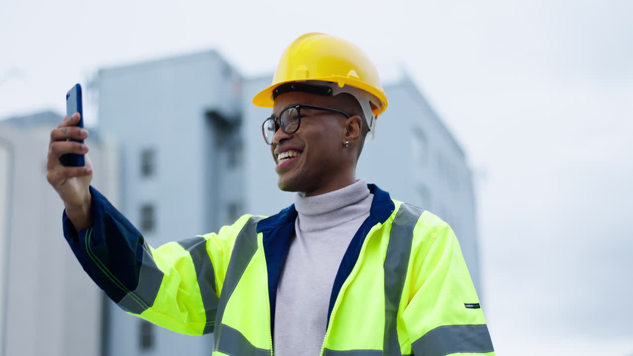 videollamada, señalamiento e ingeniería con negro