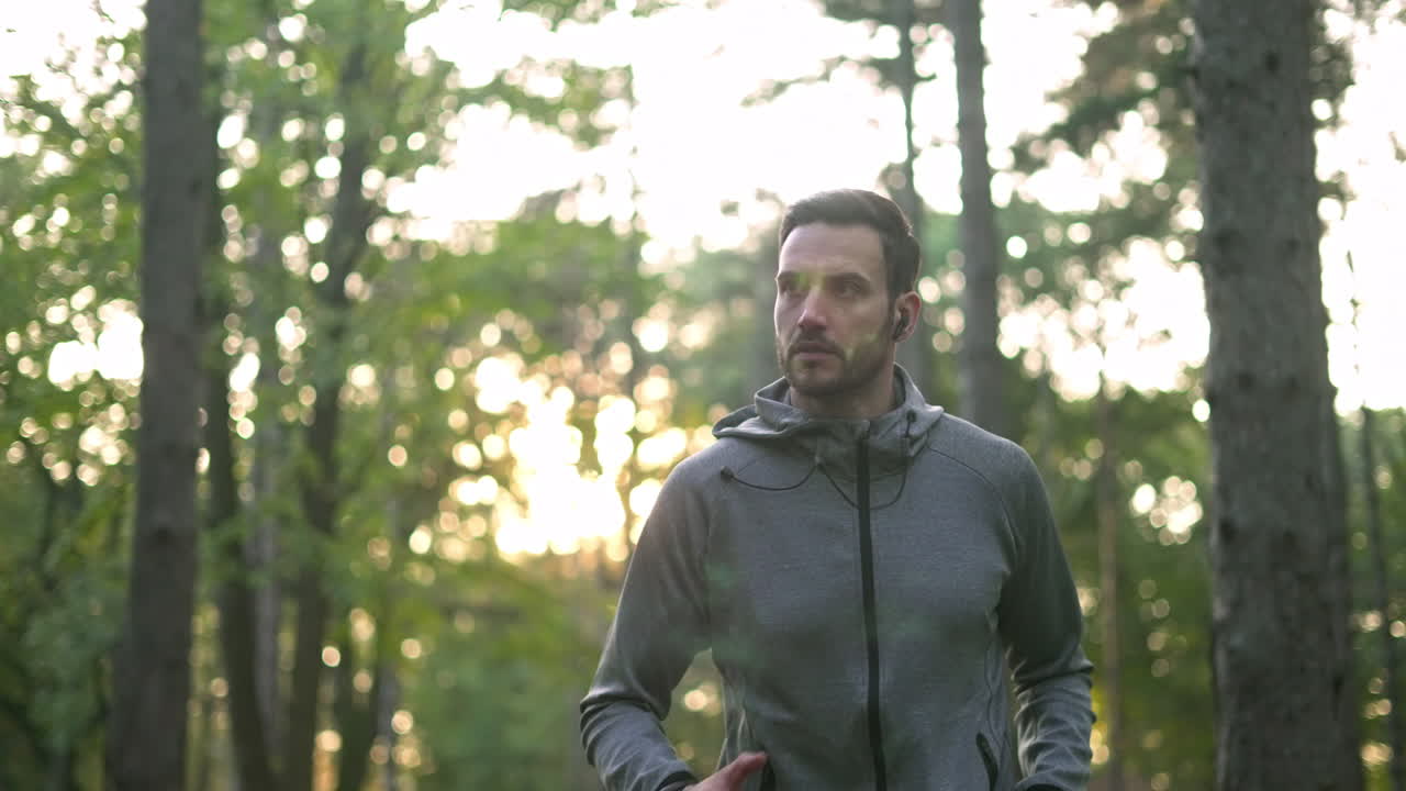 숲에서 달리는 남자