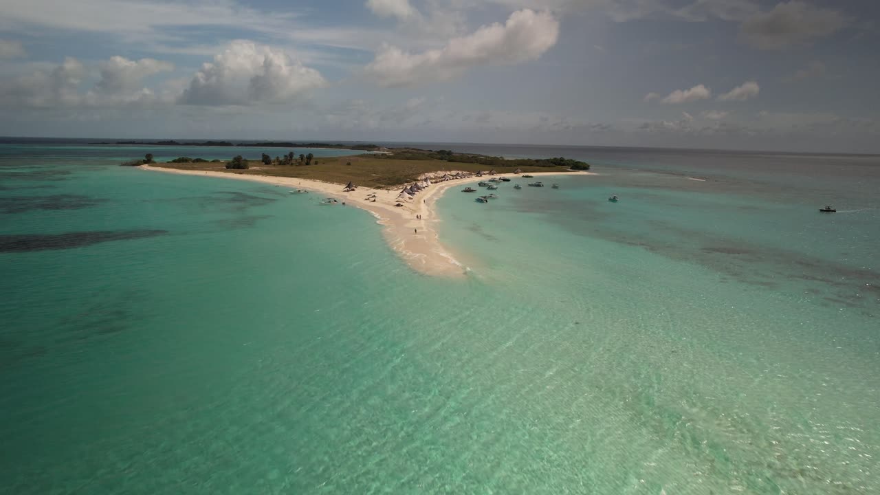 Serene outdoor scene of water with text overlay in Spanish, evoking tranquility and flow