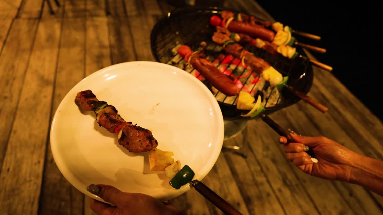 Servire spiedini grigliati dal barbecue al piatto