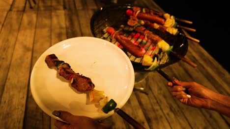 servir pinzas a la parrilla desde la barbacoa hasta el plato