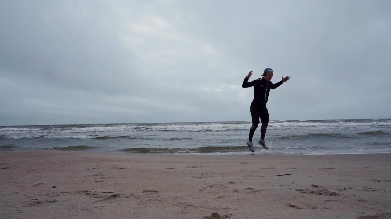 청년은 해변에 있다