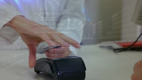 animación de procesamiento de datos sobre las manos de una mujer y un hombre caucásicos que utilizan una terminal de pago