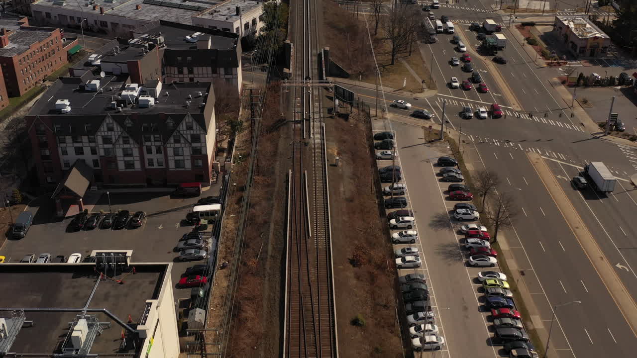 화창한 날 기차 트랙의 하향식 샷