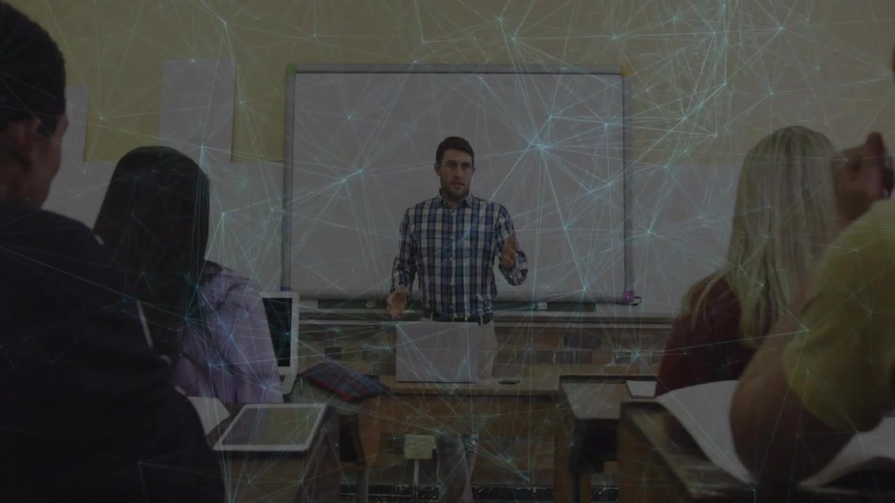 Insegnante che si muove e gesticola mentre insegna in classe, con una sovrapposizione di rete che evidenzia tablet e lavagna.