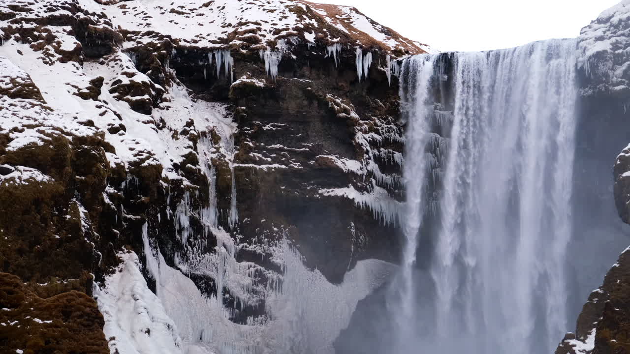 panorámica en cámara lenta a través de la cascada de skogafoss en islandia