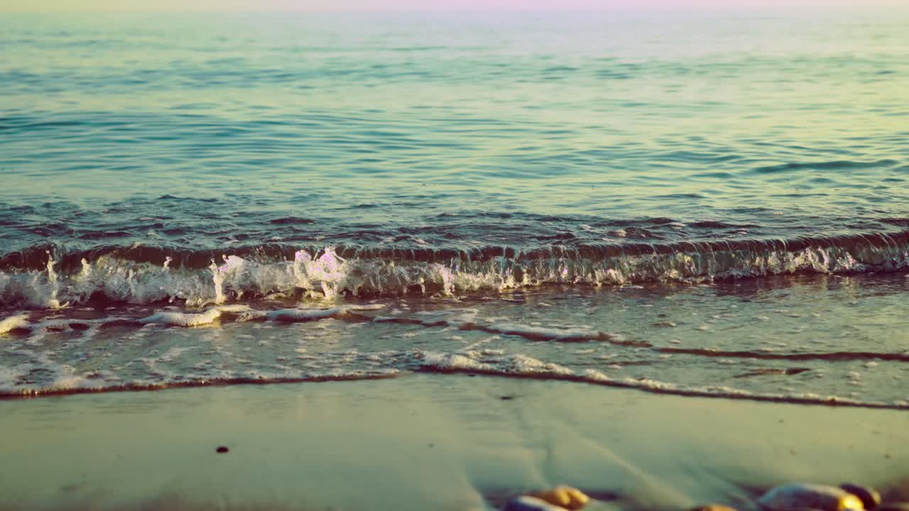 해변에서 튀는 작은 파도