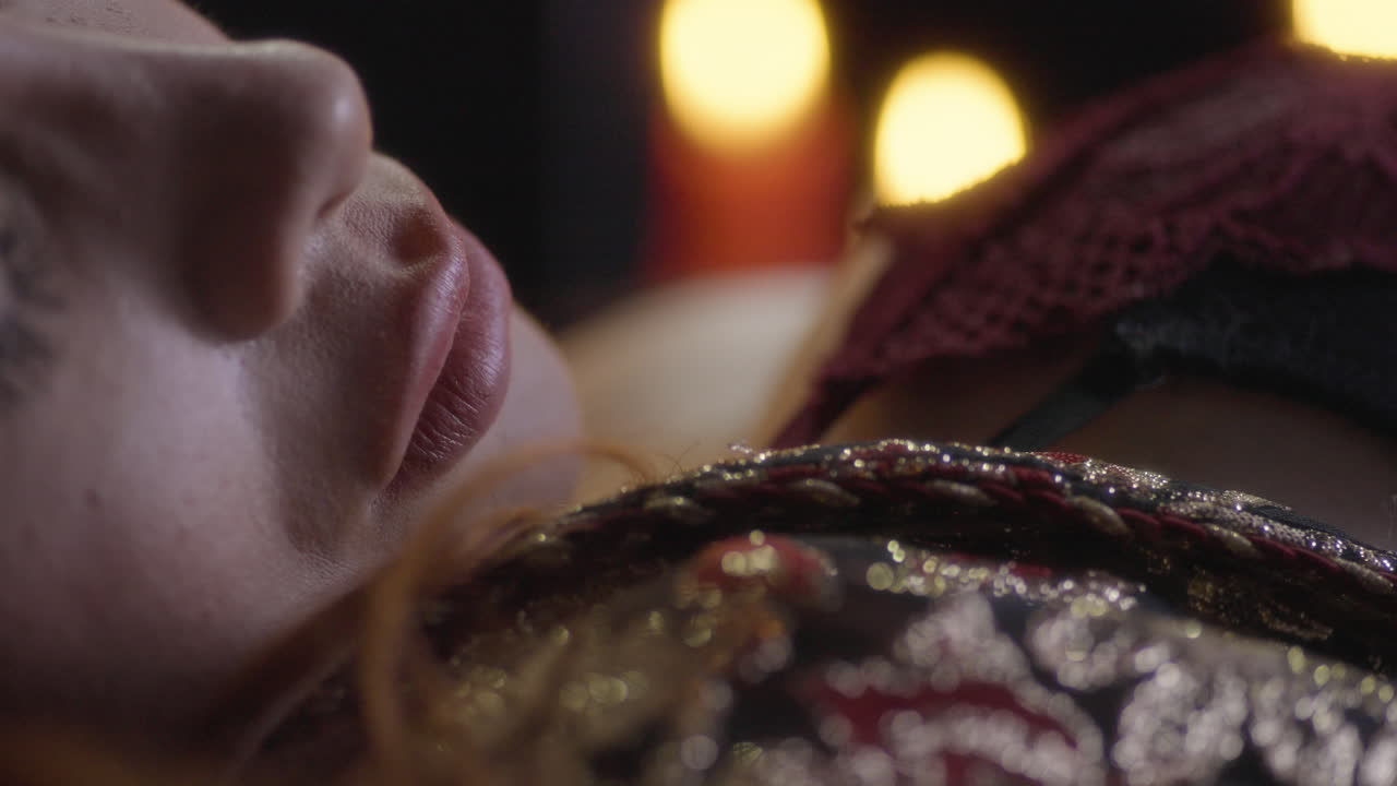 belleza majestuosa: princesa en vestido rojo con los ojos cerrados