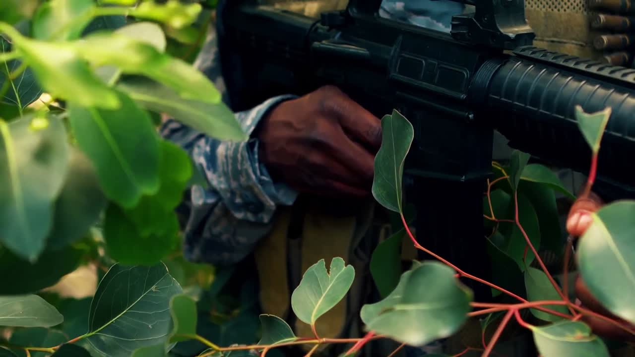 hombre militar practicando disparar con un arma en el campamento de entrenamiento