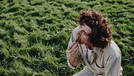 hombre comiendo hierba en un campo